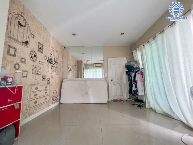 *****บ้านมือสองย่านนนทบุรี ม.วรารมย์ พรีเมี่ยม วัชรพล-จตุโชติ หลังมุม เนื้อที่กว้างขวางถึง 168.4 ตร.ว. ฟังก์ชัน 4 ห้องนอน 4 ห้องน้ำ 4 ที่จอดรถ ตกแต่งสวย พร้อมเข้าอยู่ บนทำเลเชื่อมต่อ ถ.จตุโชติ, ถ.สุขาภิบาล5, ถ.หทัยราษฎร์ ใกล้รถไฟฟ้าสายสีเขียว "สถานีสายหยุด" และทางด่วน "ฉลองรัช"